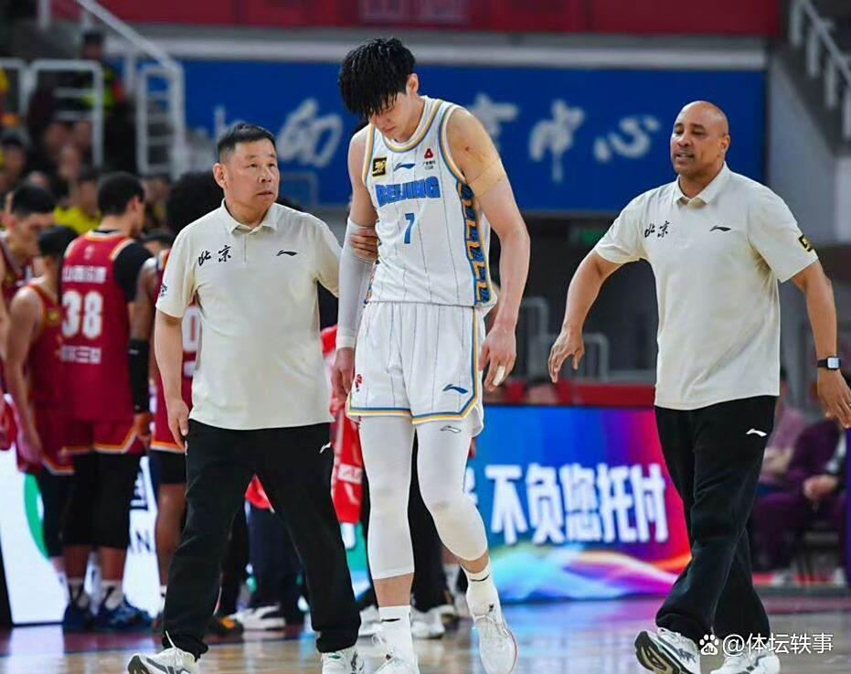 震耳欲聋的, 这呼喊背后